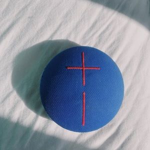 UE roll speaker +charger